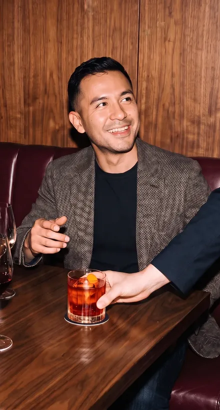 A returning guest recognised at the bar with their profile on screen